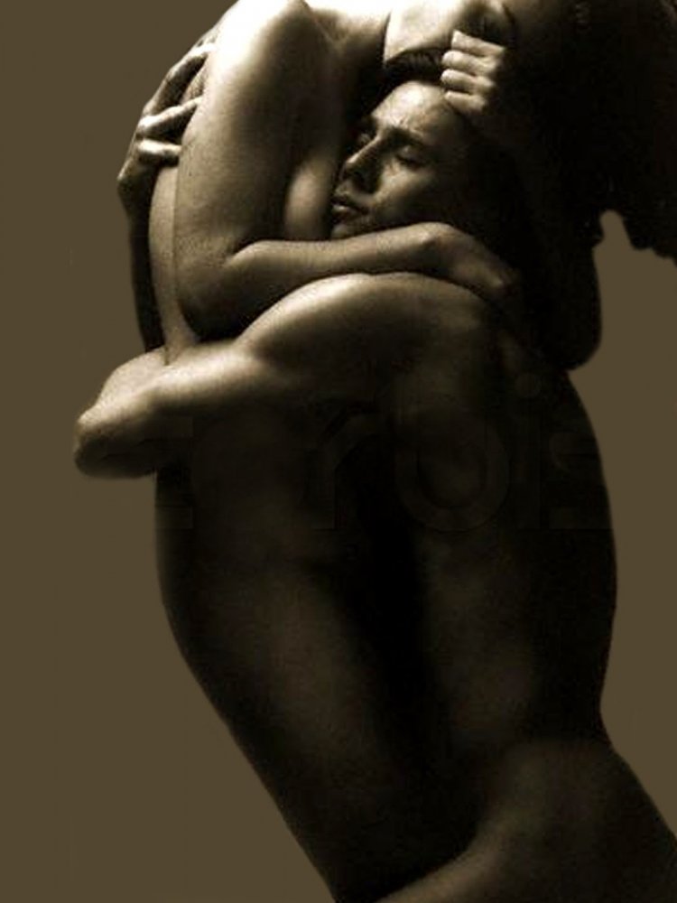 Эротические объятия мужчины и женщины