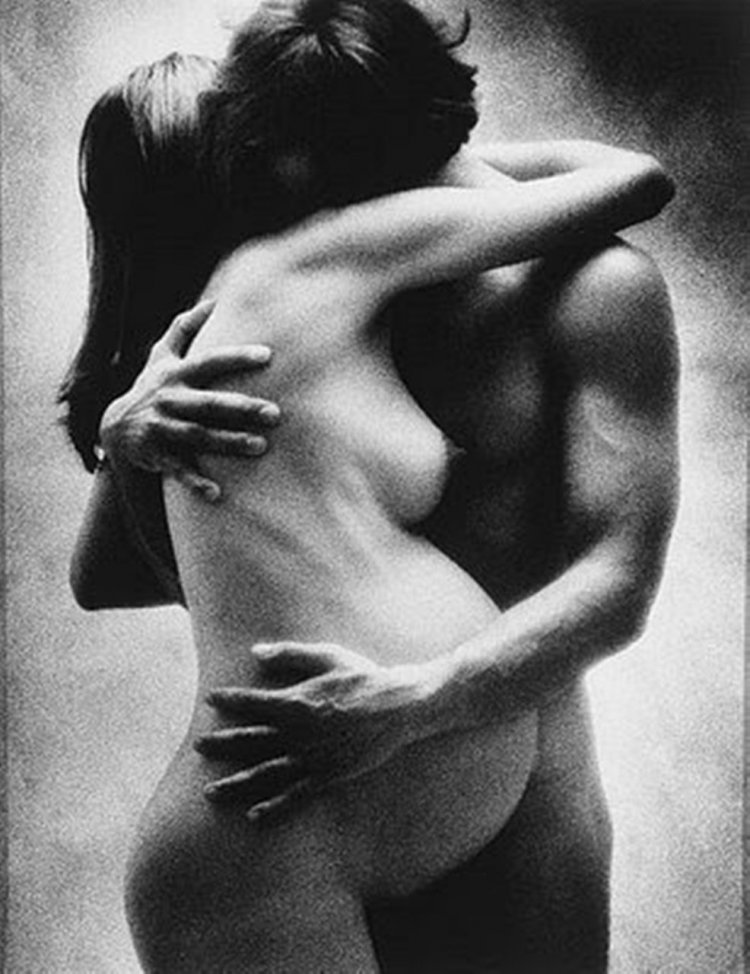 Эротические объятия в одежде