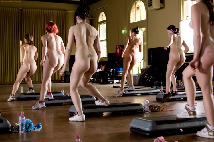 Девушка фитнес сзади ню