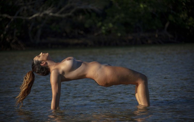 Обнаженные мужчины в воде девушка