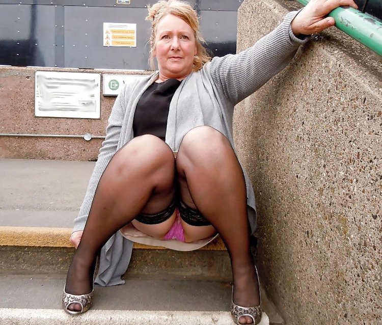 Пожилая блондинка без трусов