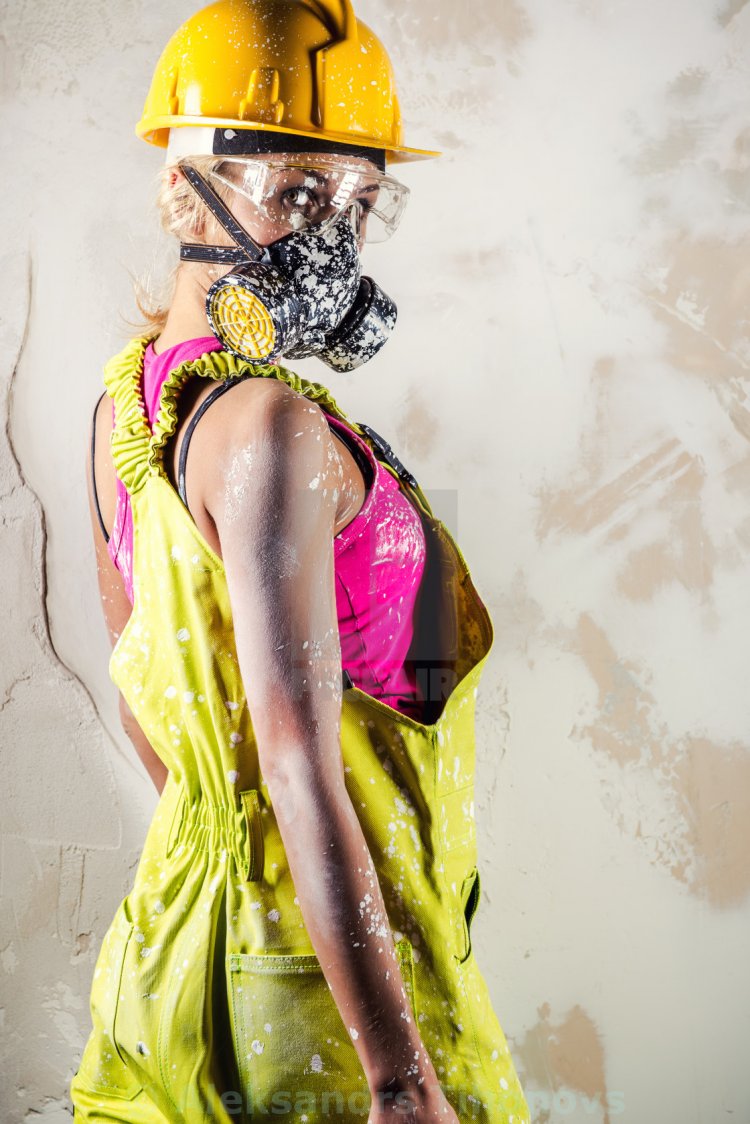 Девушка со строительным инструментом