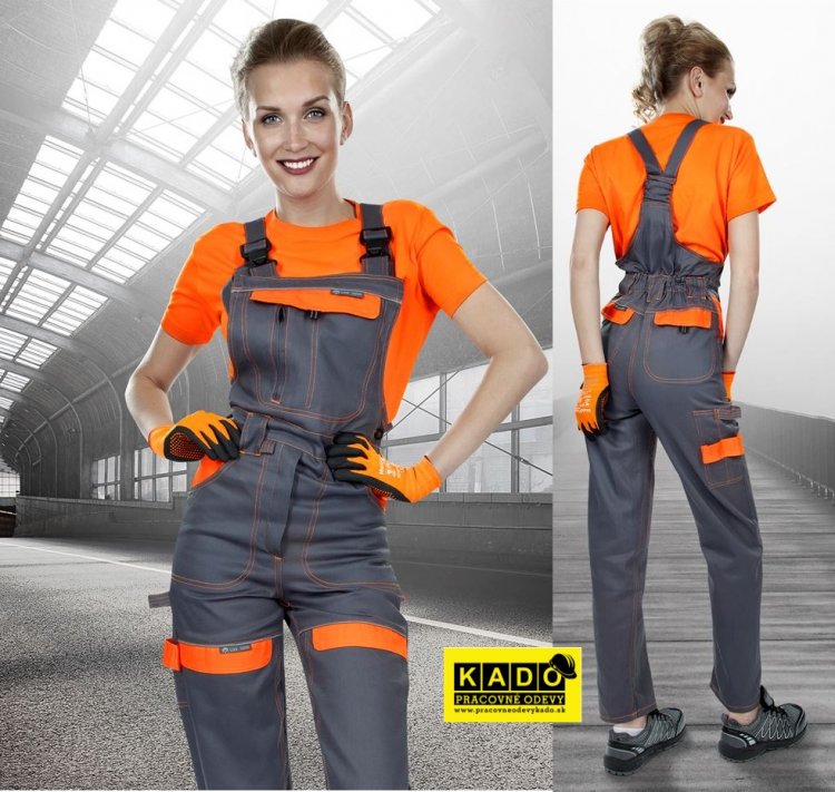 Девушка в форме строителя