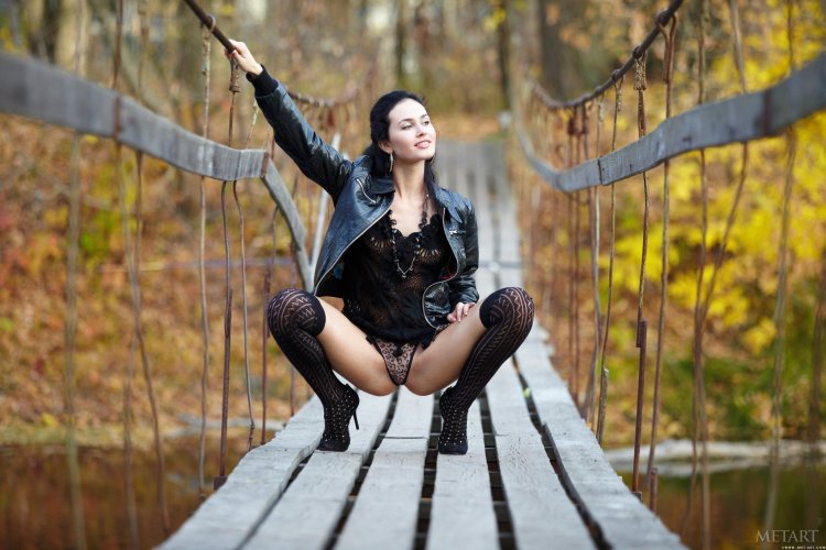 Голая на подвесном мосту