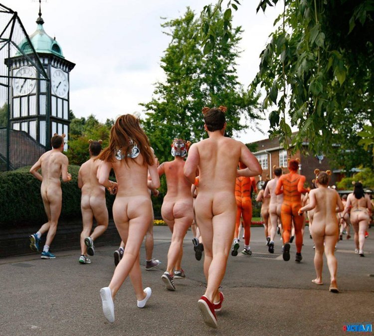 Парад голых мужчин и женщин
