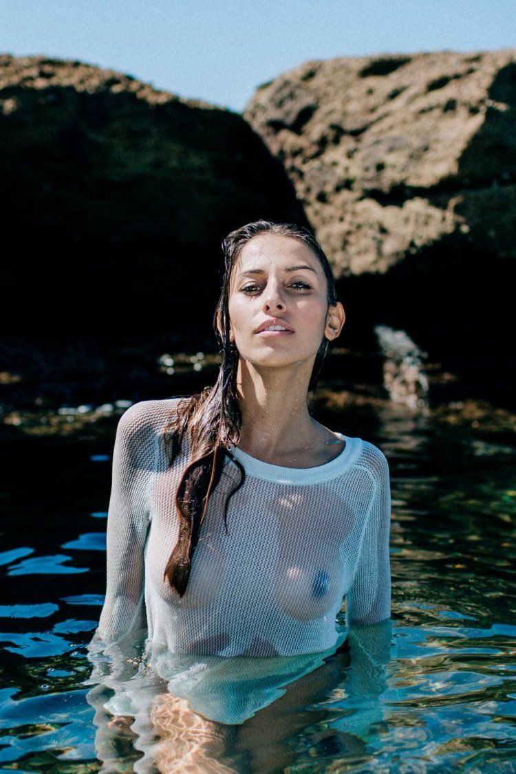 Девушки в прозрачной одежде