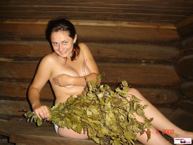 Девочки раздеваются в бане