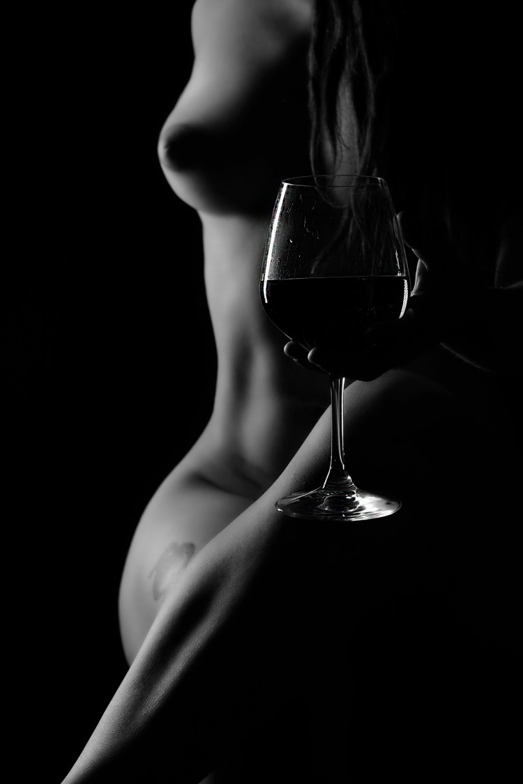 Голая грудь и шампанское