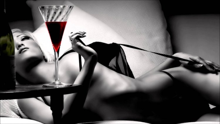 Эротическая фотосессия с вином