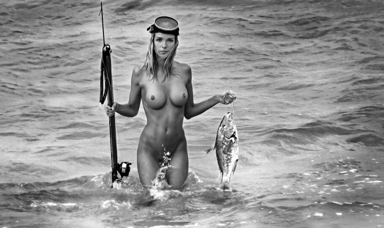 Голые девчонки на рыбалке