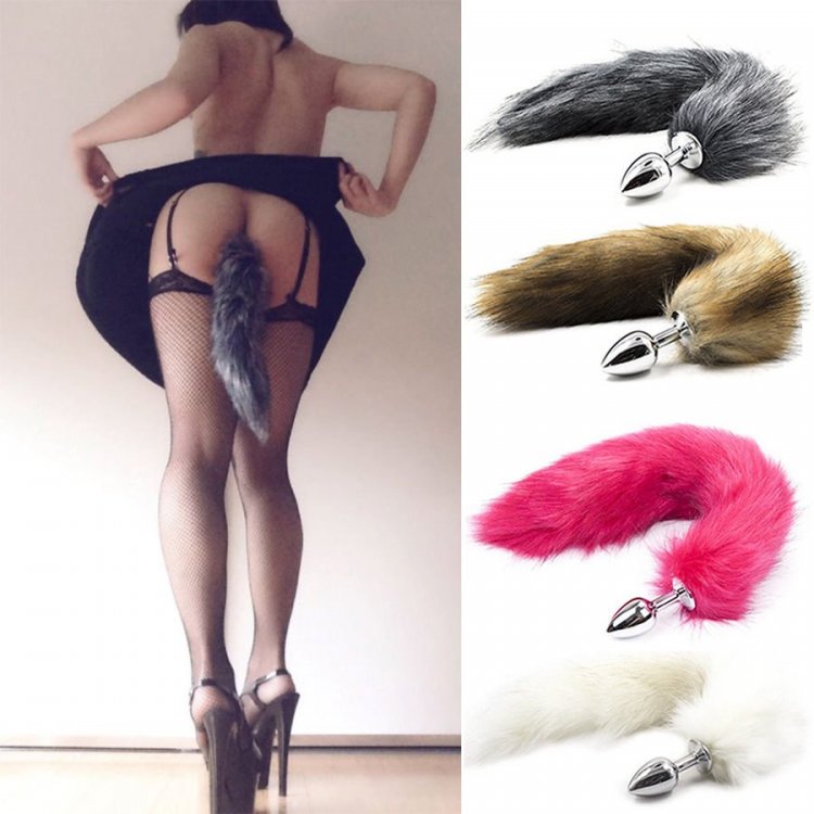 Девушка с анальной пробкой хвост