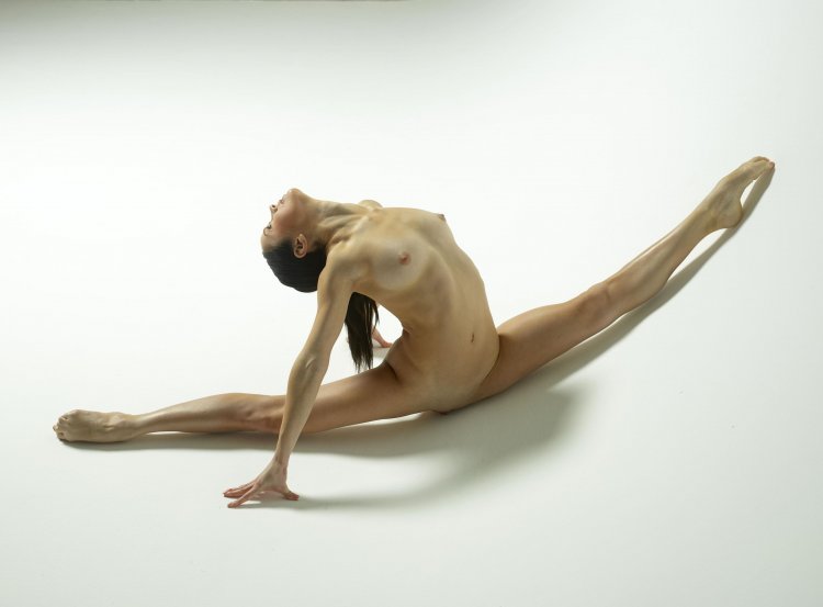 Голые молодые гимнастки