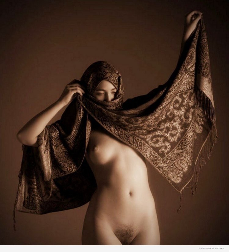 Красивый платок на голой женщине