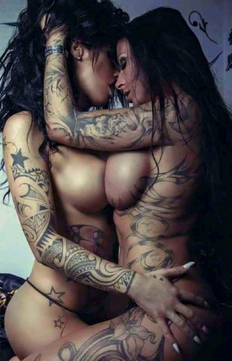 Голые татуированные девки