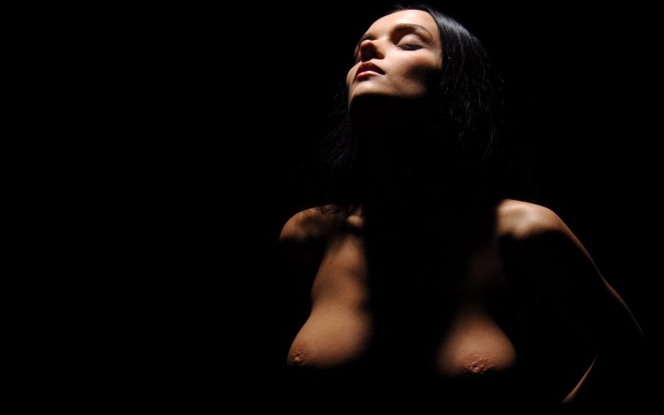 Голые сиськи на черном фоне