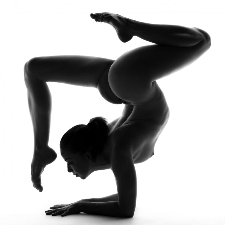 Голые гибкие гимнастки