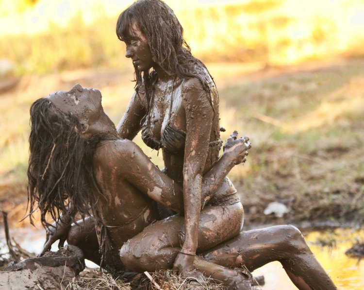 Голая девушка в грязи купается на фото » Порно фото и голые девушки в эротике