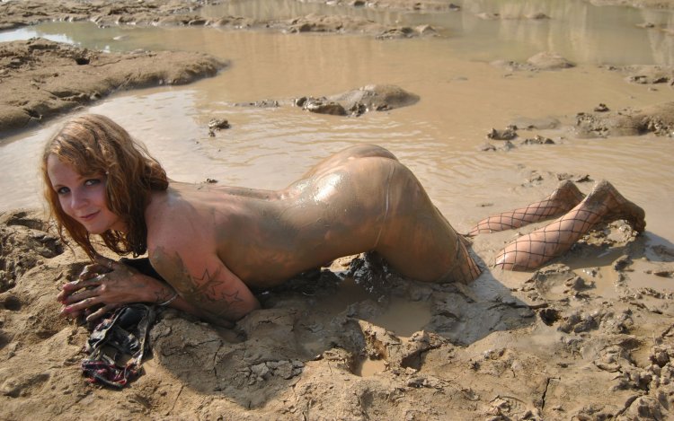 Голые девчонки в грязи