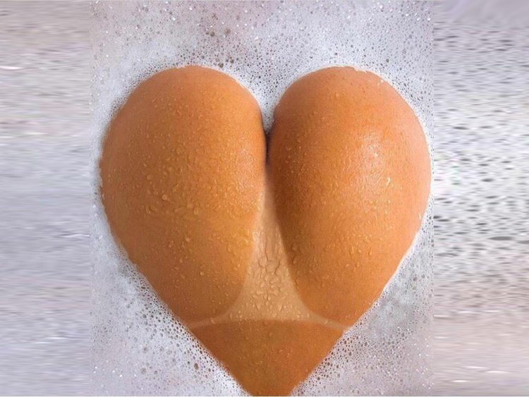 Попа в виде сердца