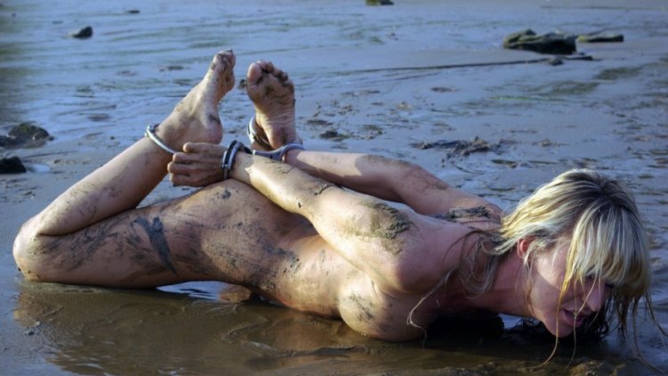 Голые сисястые в грязи