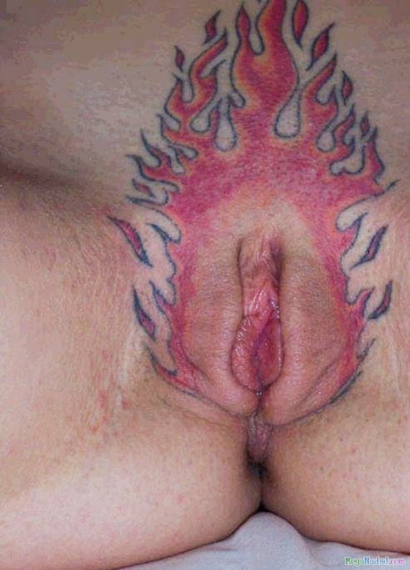 Женские Татуировки на вагине.