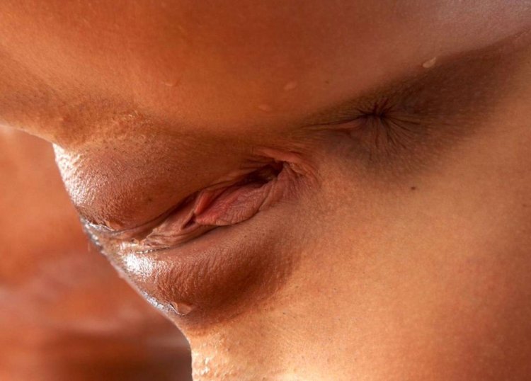 Прикрыла киску ладошкой