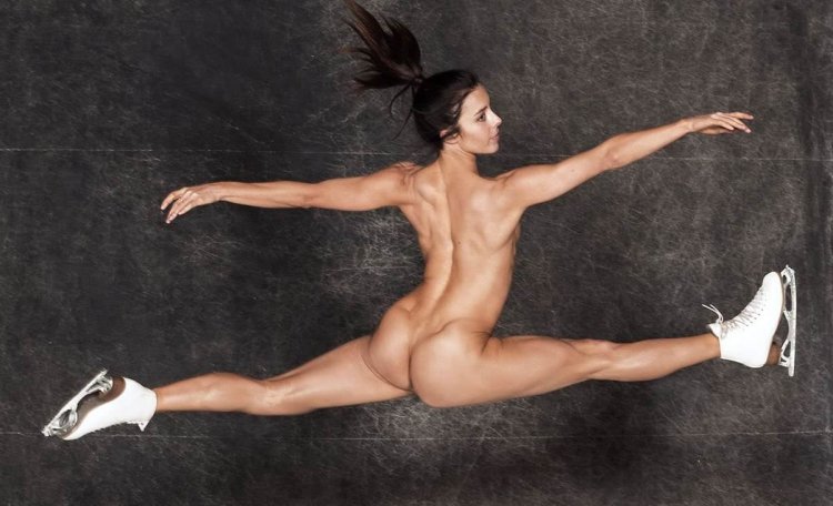 Голенькая катается на коньках