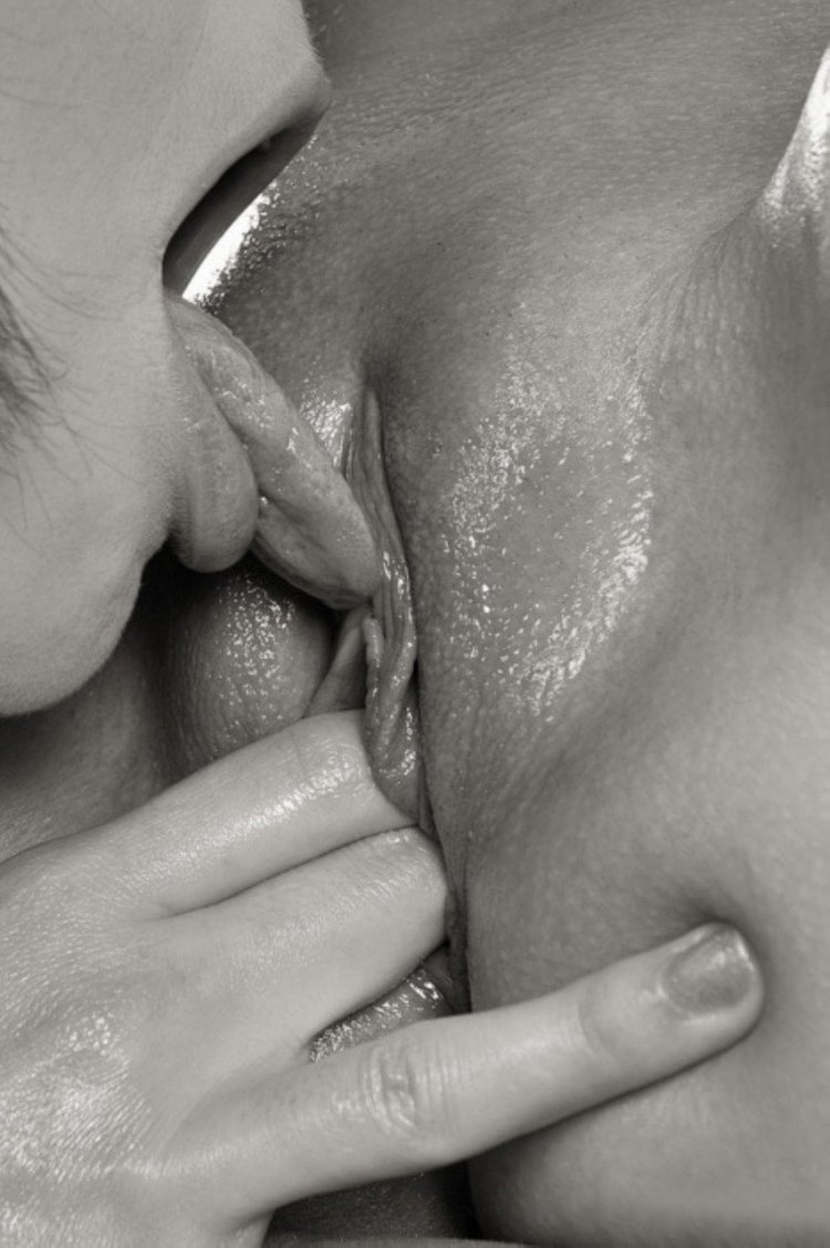 Девушка ласкает киску в ванной