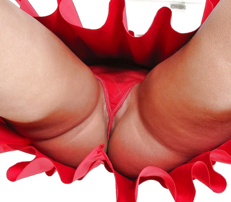 Киска выпадает из трусиков