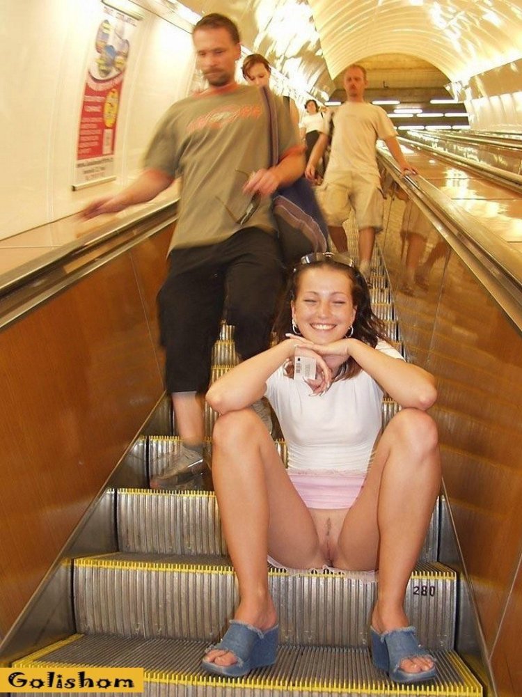 Без трусов в общественном транспорте