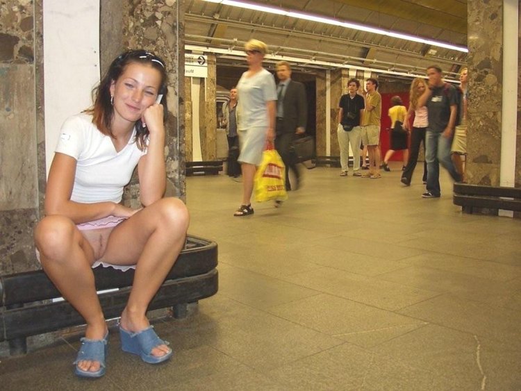 Под юбкой в метро