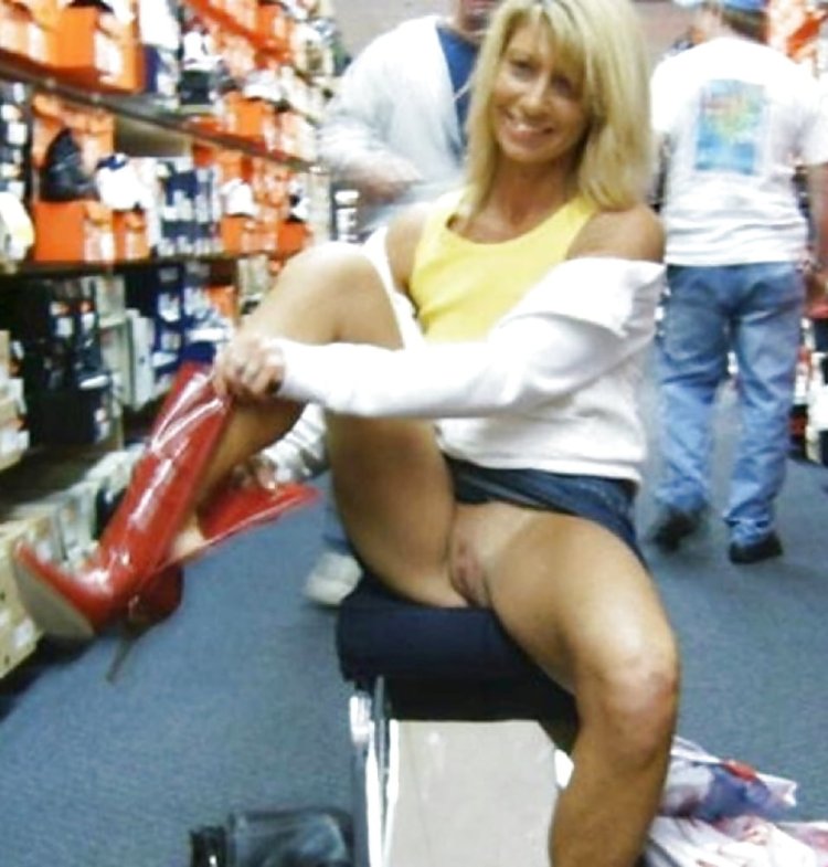 Без трусиков в магазине обуви