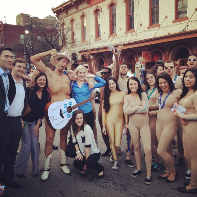 На параде без трусов голые