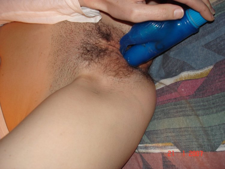 Девушка бреет влагалище