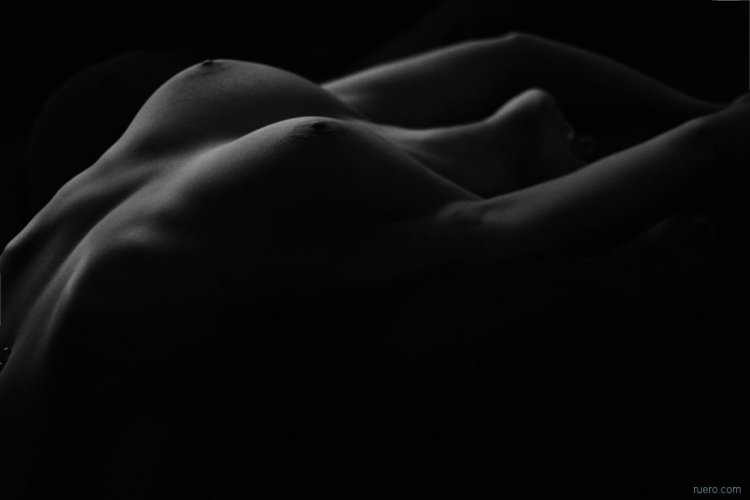 Мужской член в темноте эротические фото