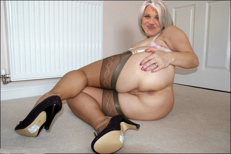 Голые зрелые толстушки в чулках