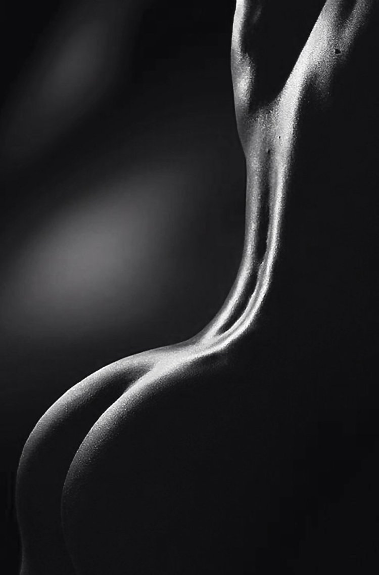 Изгибы тела девушки