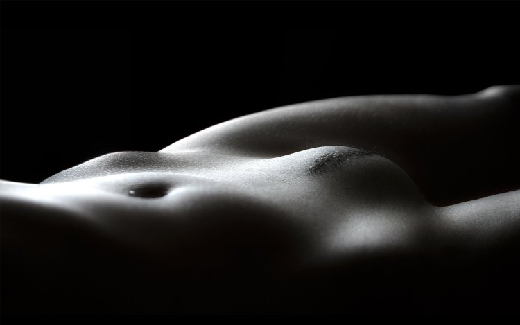 Красивое оголенное женское тело