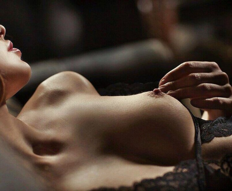 Эротичный женский животик