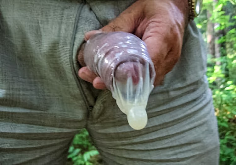 Мужик одевает презерватив