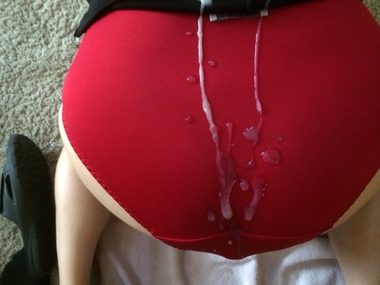 Кончил на красные трусики