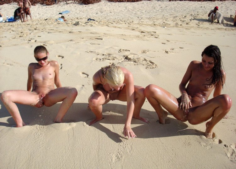 Голые женщины ссут на природе