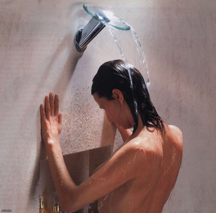 Девушка в запотевшем душе