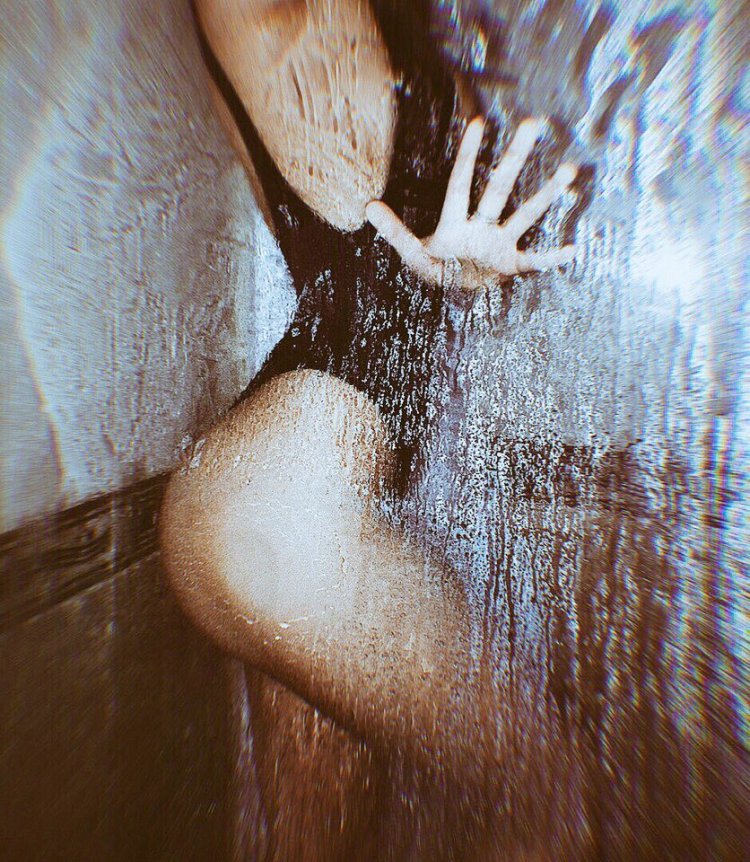 Девушка в ванне