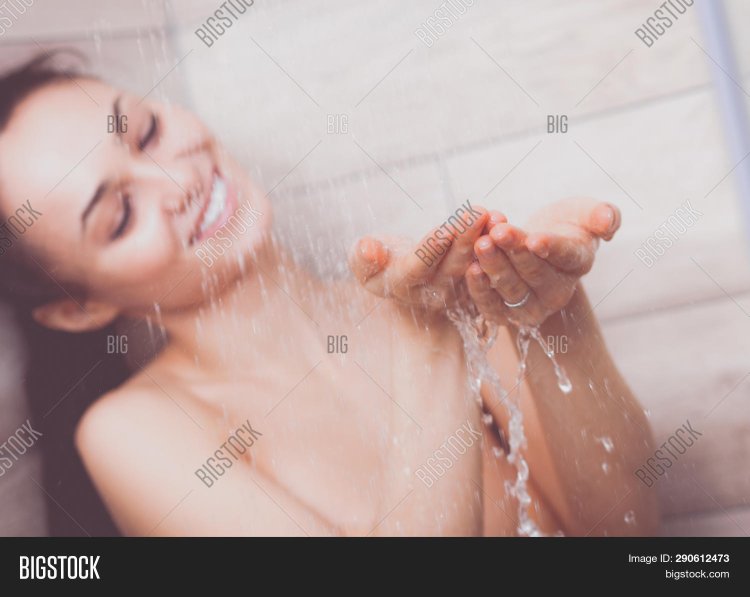 Селена Гомес в душе