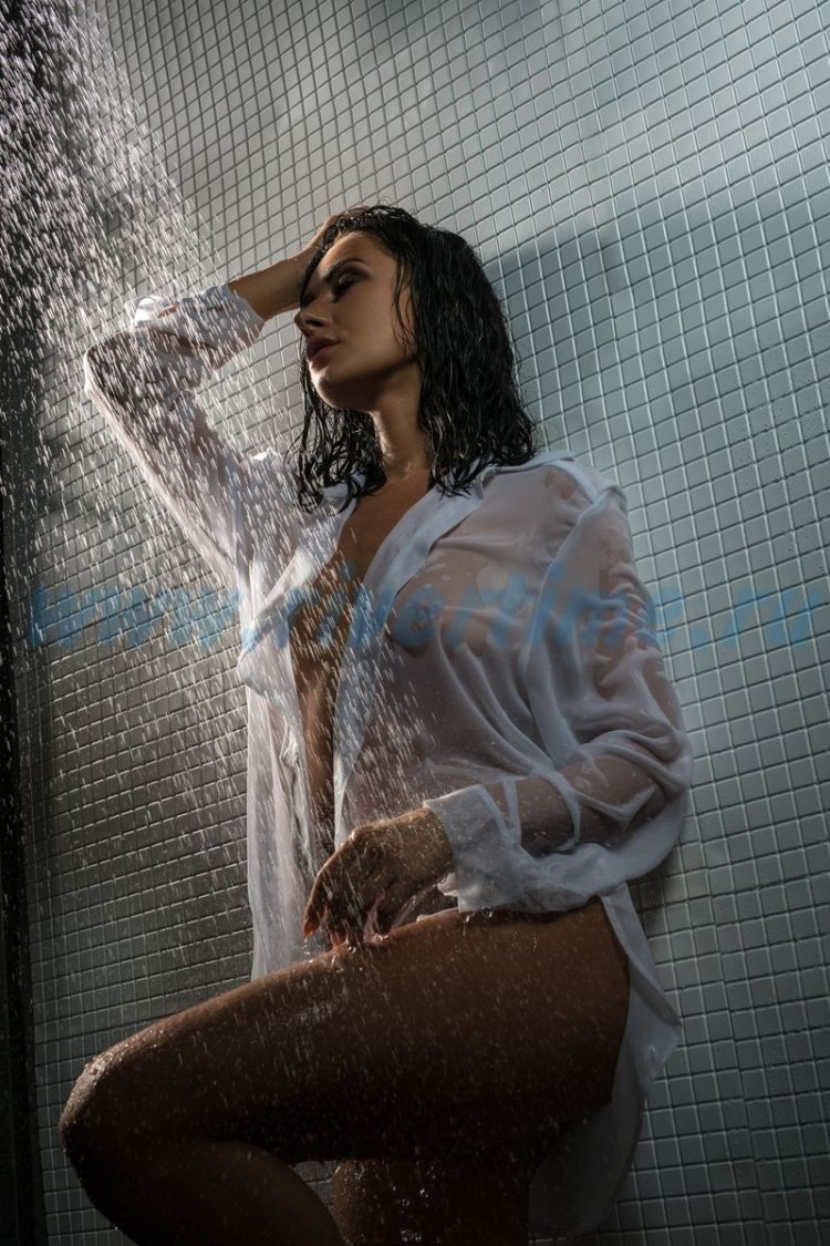 Девушка в мокрой рубашке