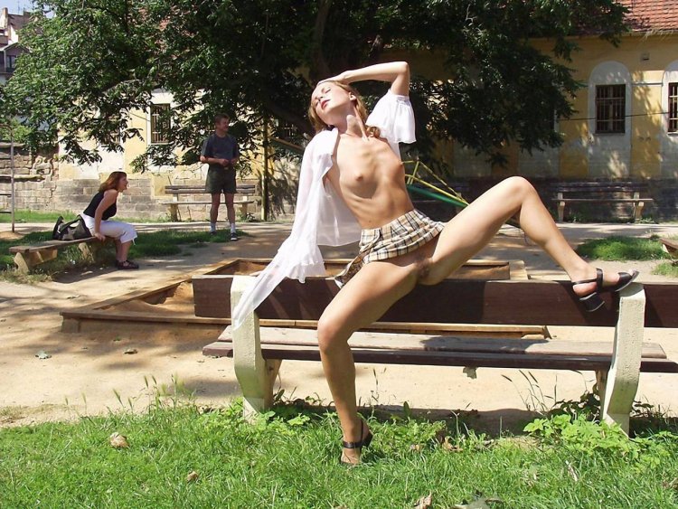 Голые женщины на лавке