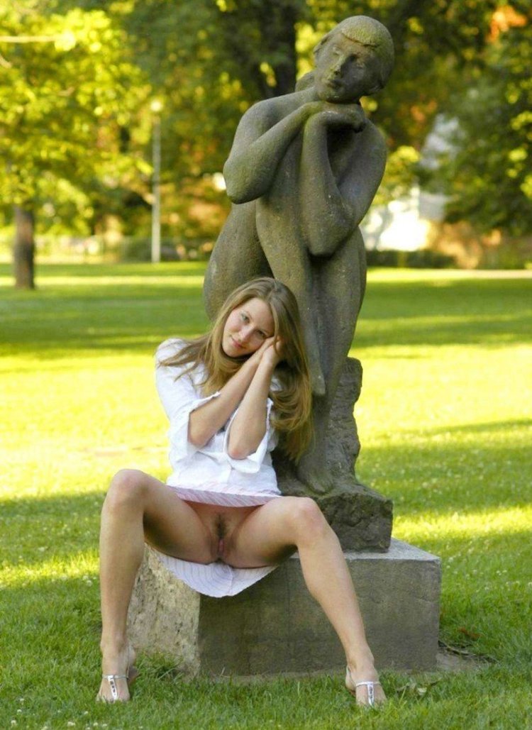 Девушка на скамейке без трусов