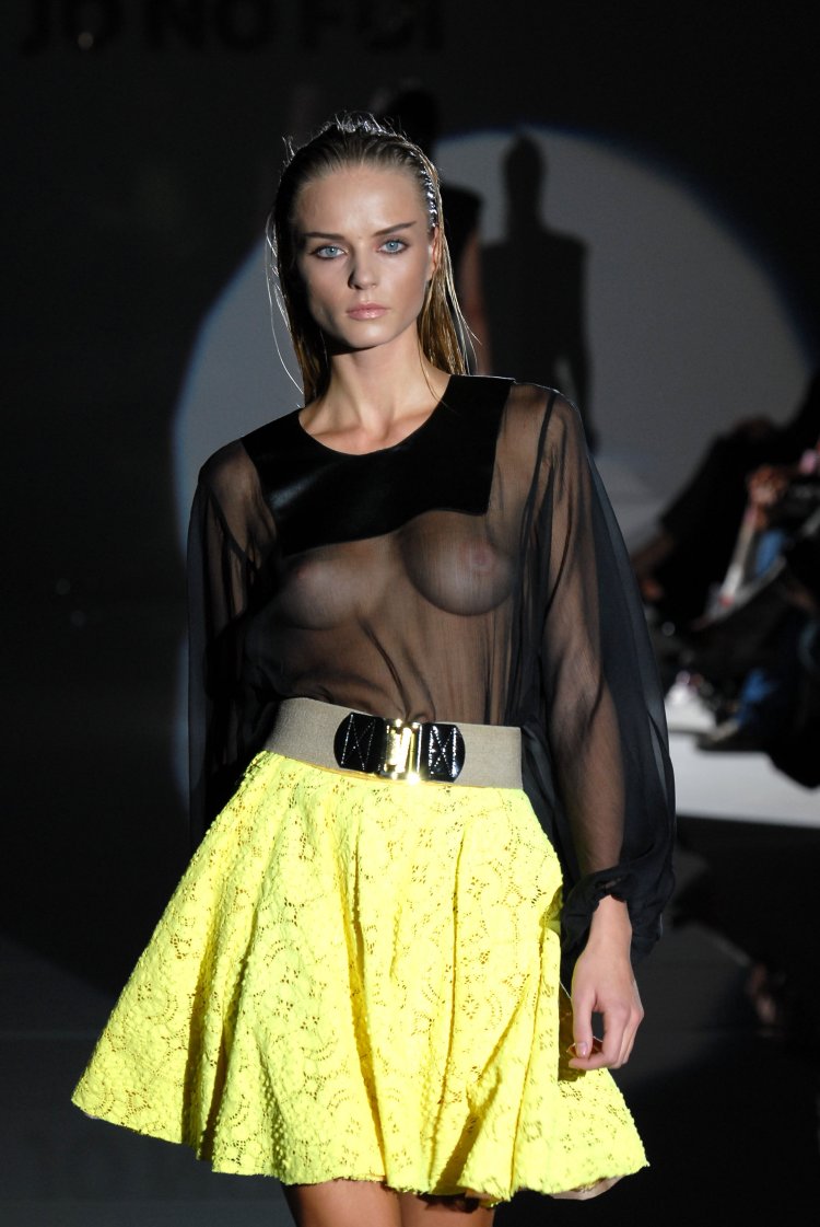 Девки в платье голая грудь