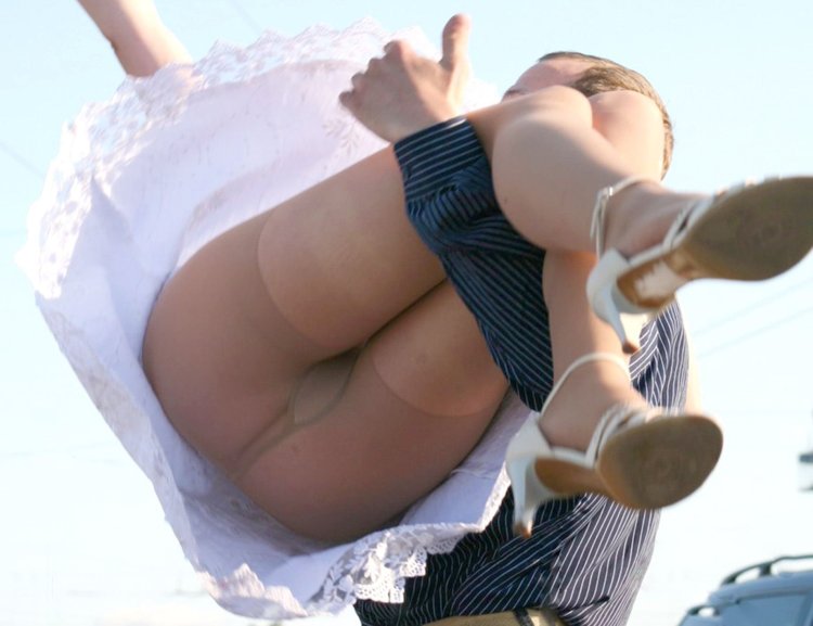 Задрала платье